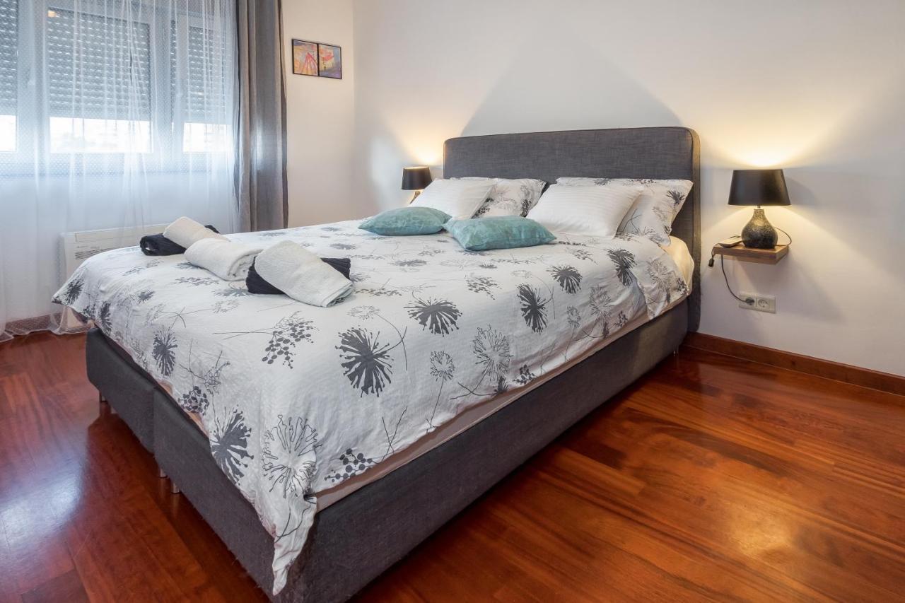 Airy 2-Br Apt W/ Open Layout & Modern Design Daire Split Dış mekan fotoğraf