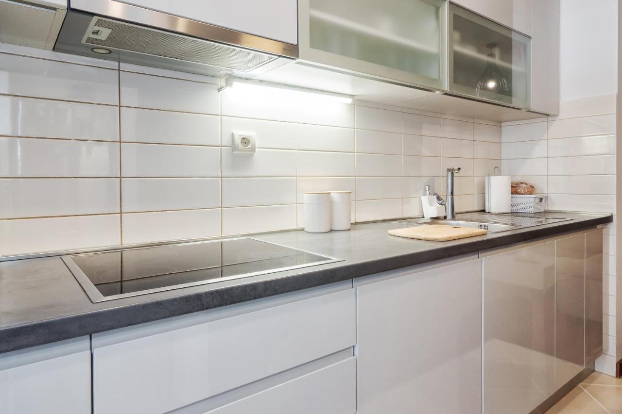 Airy 2-Br Apt W/ Open Layout & Modern Design Daire Split Dış mekan fotoğraf
