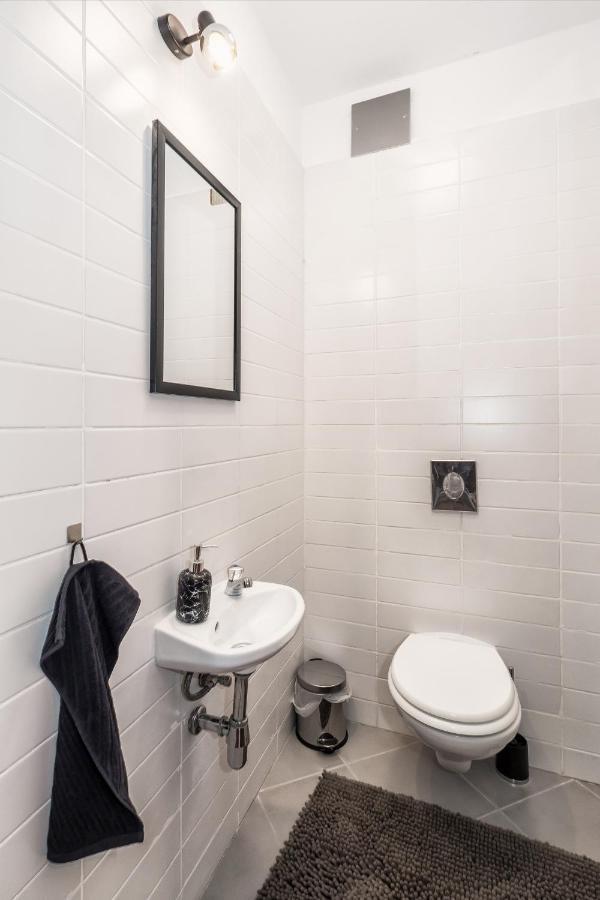 Airy 2-Br Apt W/ Open Layout & Modern Design Daire Split Dış mekan fotoğraf