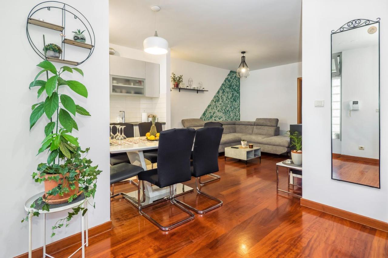 Airy 2-Br Apt W/ Open Layout & Modern Design Daire Split Dış mekan fotoğraf