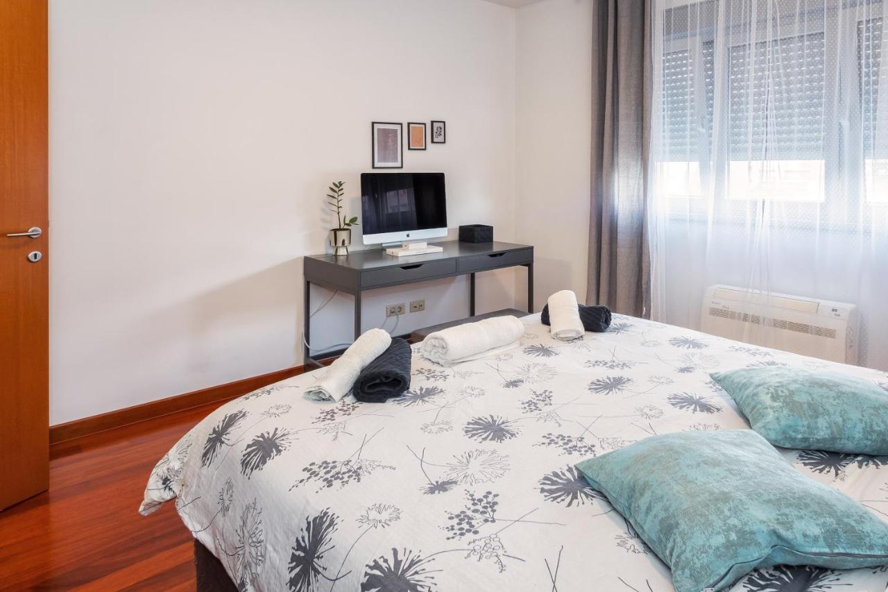 Airy 2-Br Apt W/ Open Layout & Modern Design Daire Split Dış mekan fotoğraf