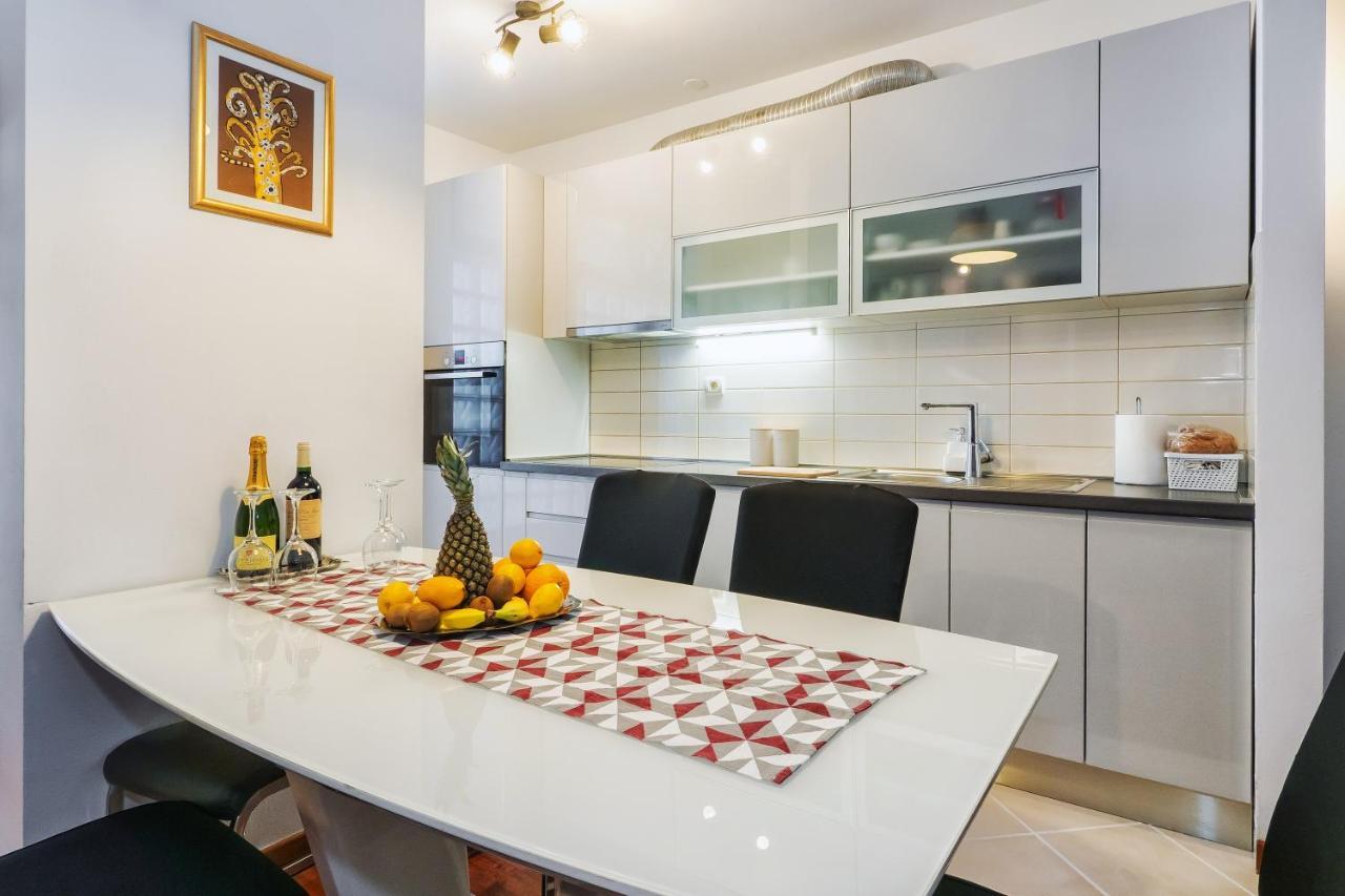 Airy 2-Br Apt W/ Open Layout & Modern Design Daire Split Dış mekan fotoğraf