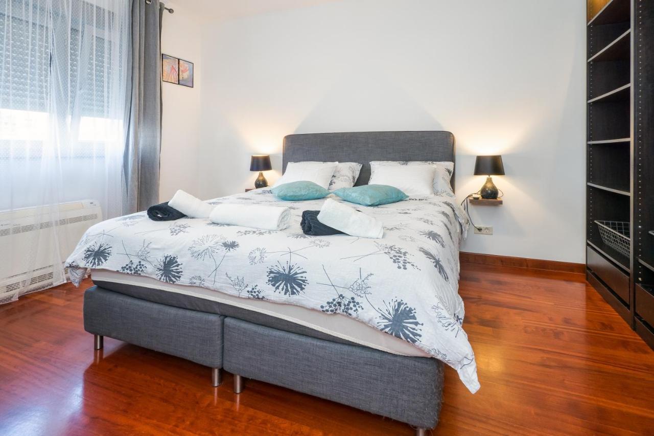 Airy 2-Br Apt W/ Open Layout & Modern Design Daire Split Dış mekan fotoğraf