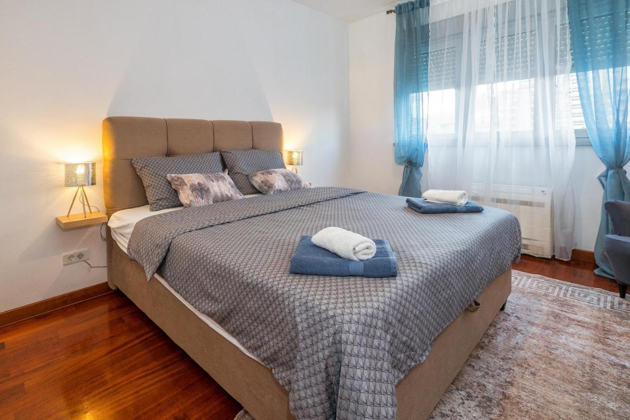 Airy 2-Br Apt W/ Open Layout & Modern Design Daire Split Dış mekan fotoğraf