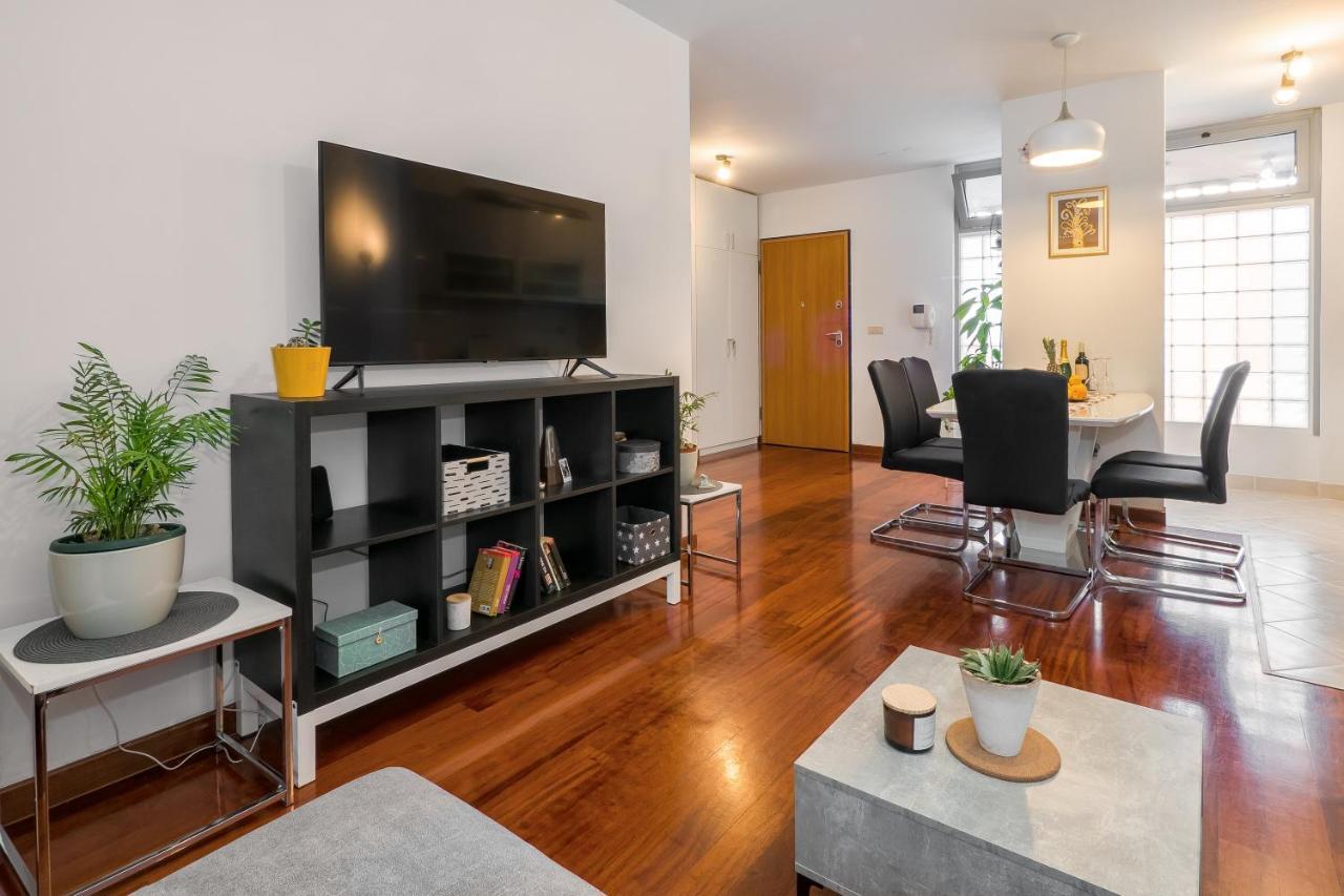 Airy 2-Br Apt W/ Open Layout & Modern Design Daire Split Dış mekan fotoğraf