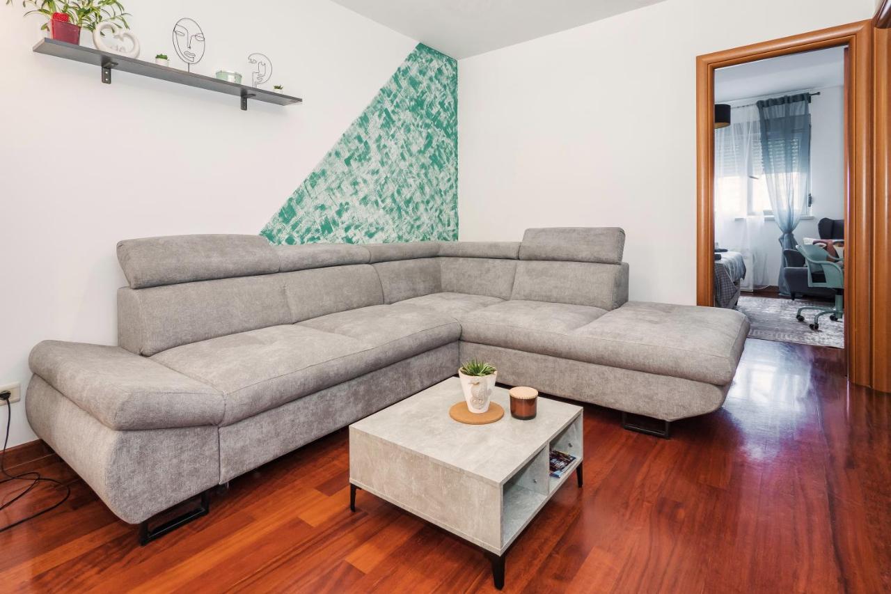 Airy 2-Br Apt W/ Open Layout & Modern Design Daire Split Dış mekan fotoğraf