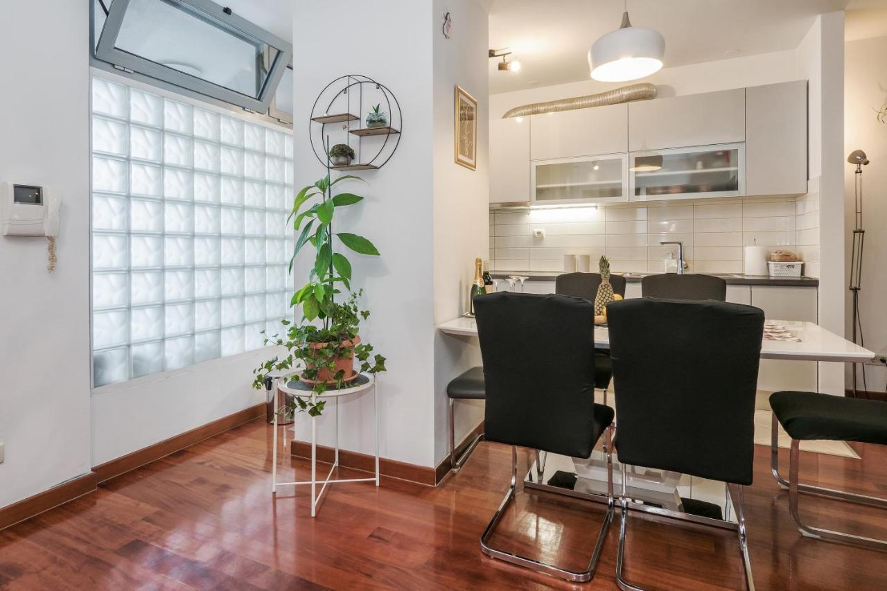 Airy 2-Br Apt W/ Open Layout & Modern Design Daire Split Dış mekan fotoğraf