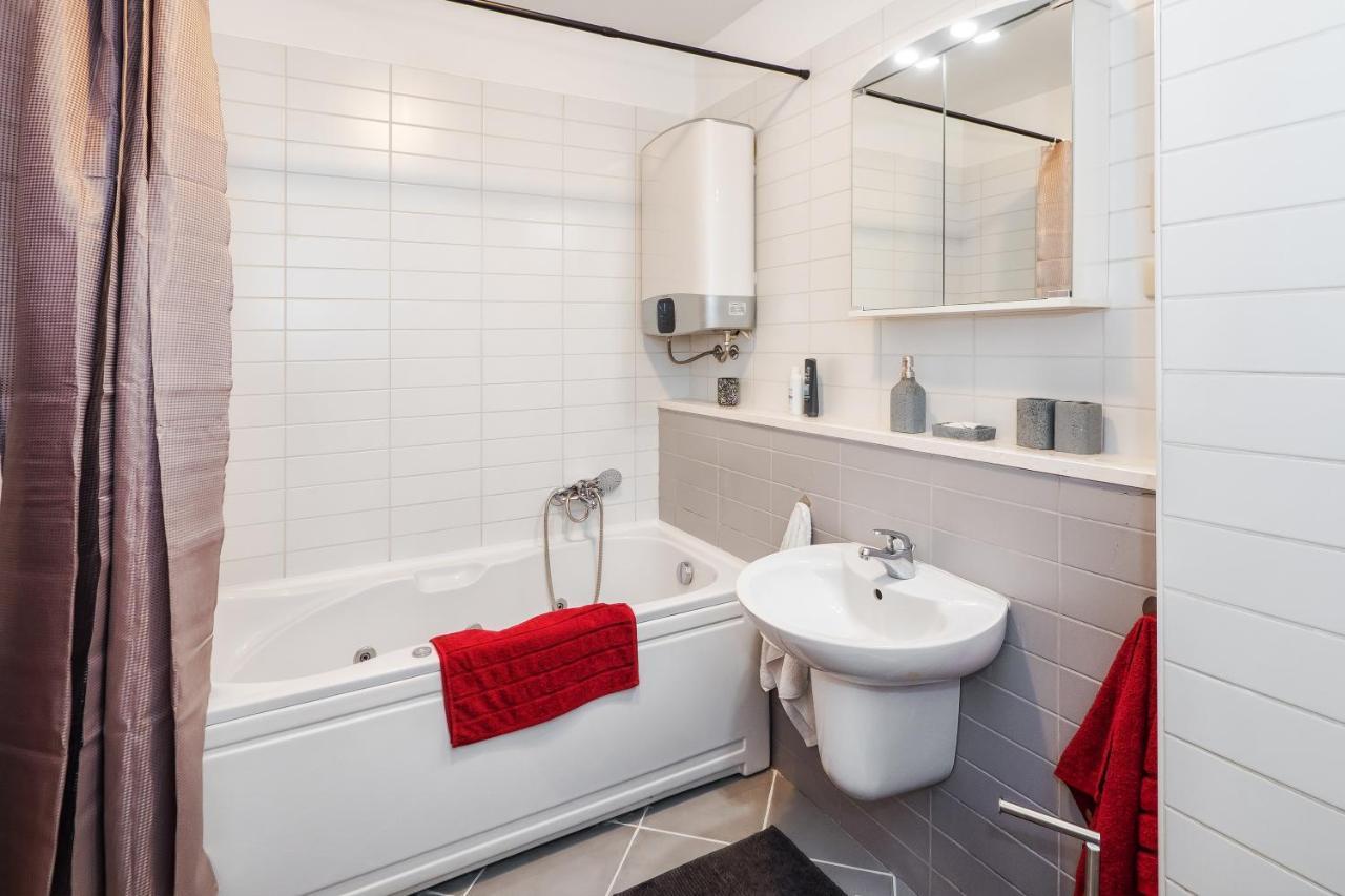 Airy 2-Br Apt W/ Open Layout & Modern Design Daire Split Dış mekan fotoğraf